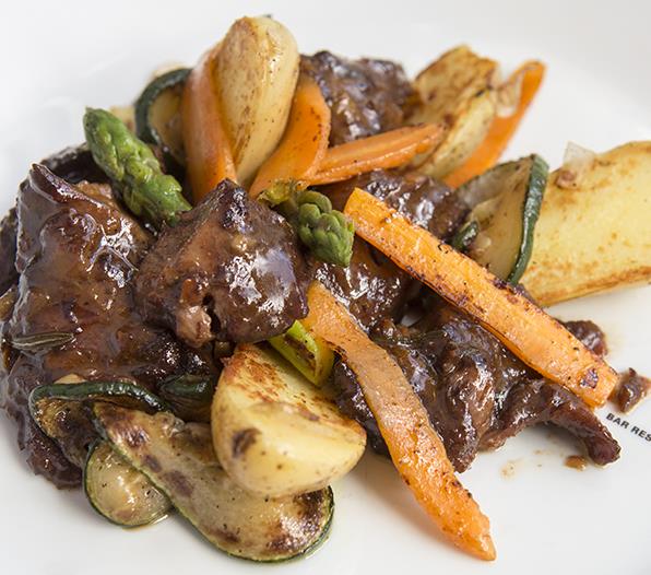 Gestoofde kalfswang met rozemarijnjus, meiknol en wortel